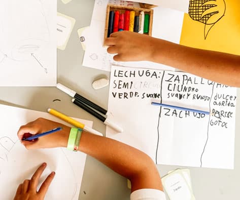 Niños escribiendo sobre alimentos
