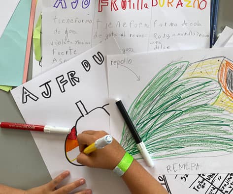 Niño dibujando en cuaderno