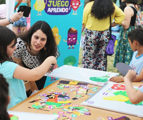 Niños dibujando vegetales en taller