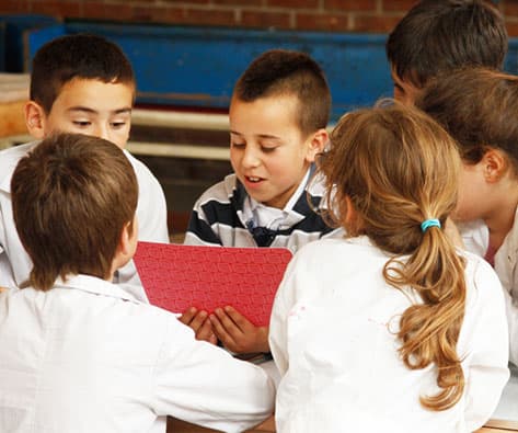 Niño dibujando en cuaderno